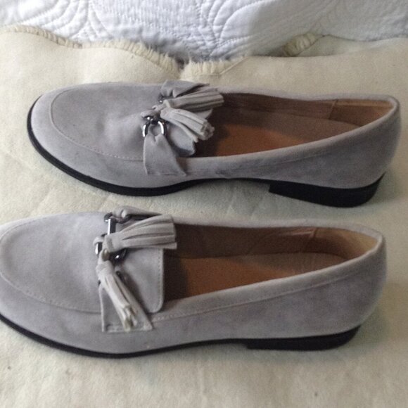 NWOT TG "Brinley" "11" Light Gray Sueded Horsebit/Tasseled Loafers.  Quite Lux - Picture 2 of 5